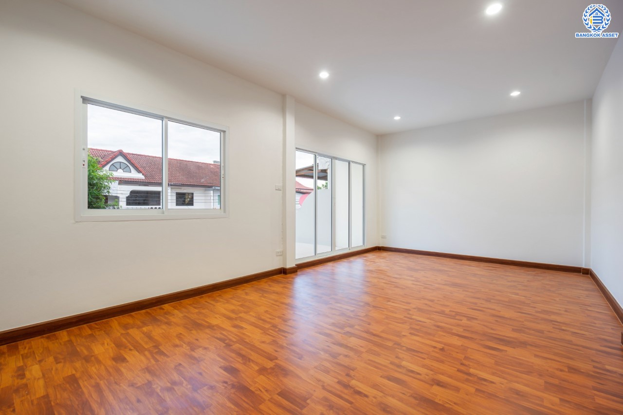 บ้านมือสองตกแต่งใหม่ ม.ซื่อตรง รัตนาธิเบศร์ หน้าโครงการติดรถไฟฟ้า "สถานีไทรม้า"!! เนื้อที่ 26 ตร.ว. ฟังก์ชัน 3 ห้องนอน 2 ห้องน้ำ 1 ที่จอดรถ ทำเลใกล้ เซ็นทรัลรัตนาธิเบศร์ และทางด่วน "งามวงศ์วาน"